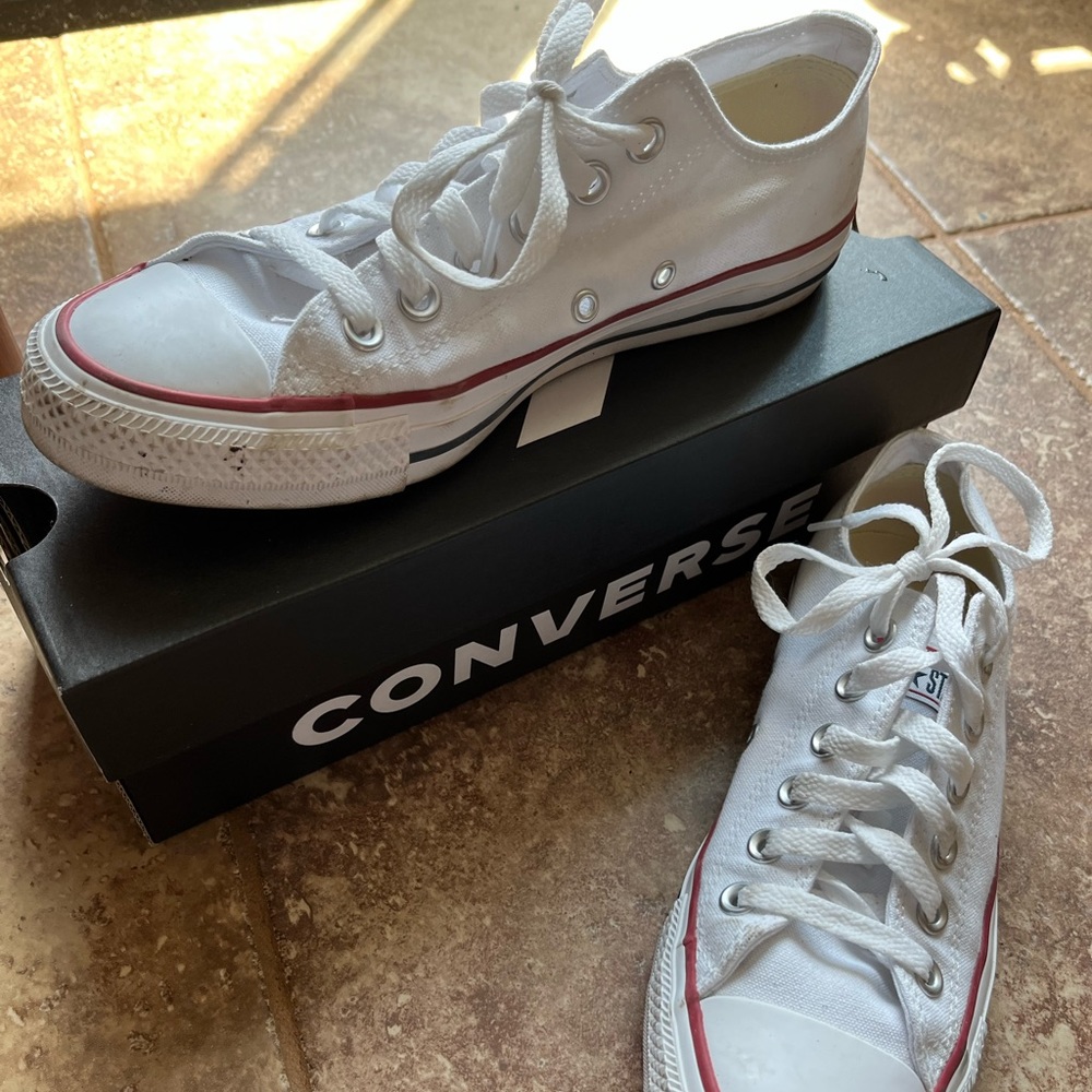 White converse Chuck Taylor